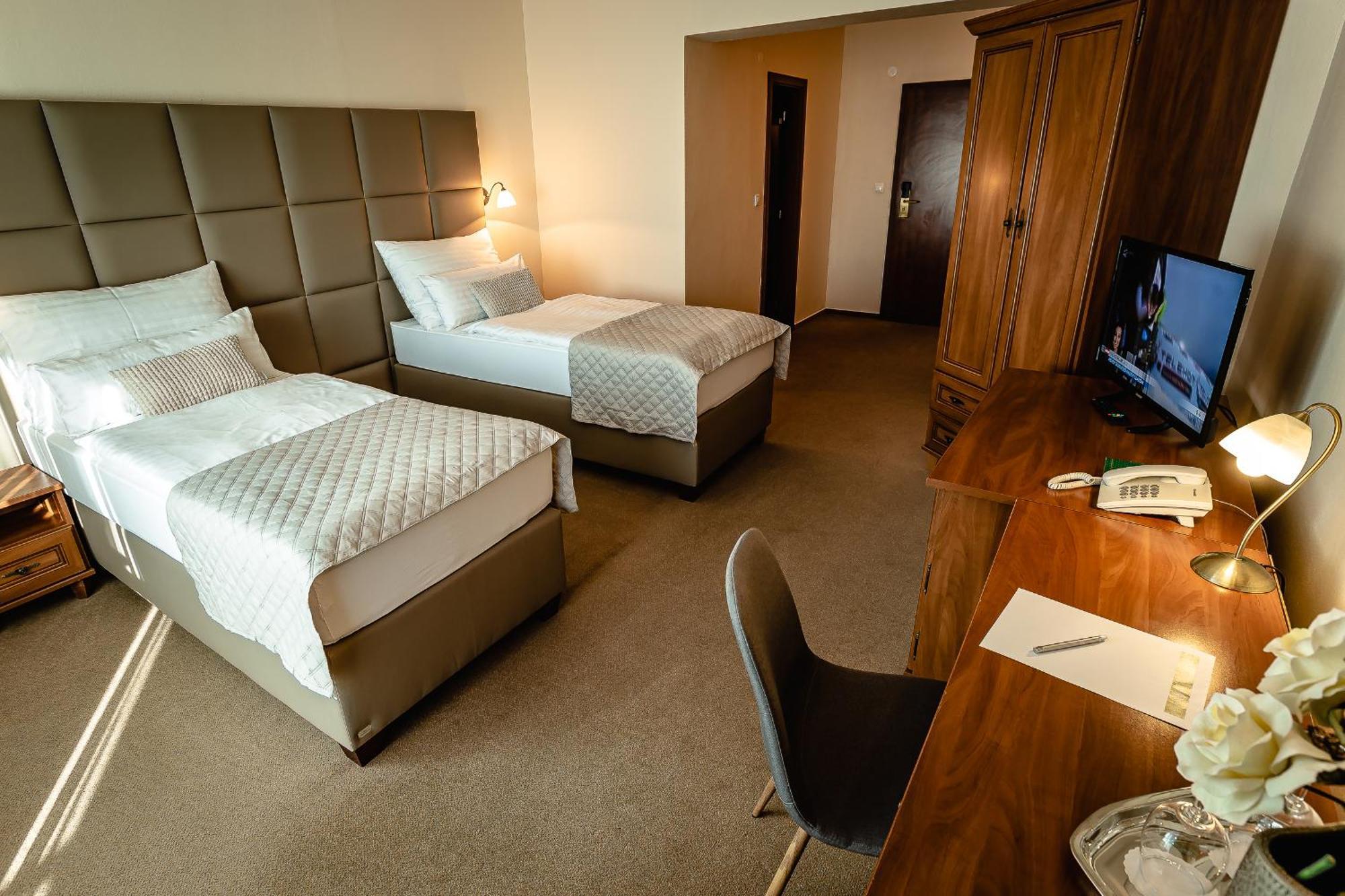 Hotel Dixon So Vstupom Do Bazena A Virivky Zdarma - Free Entrance To Pool And Jacuzzi Included Banská Bystrica Exterior photo