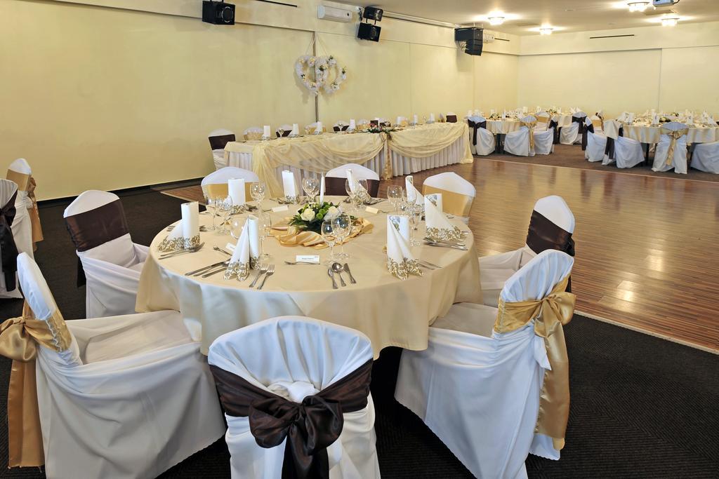 Hotel Dixon So Vstupom Do Bazena A Virivky Zdarma - Free Entrance To Pool And Jacuzzi Included Banská Bystrica Exterior photo