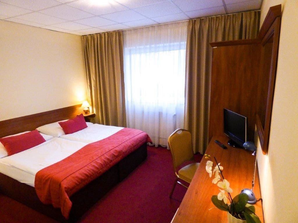 Hotel Dixon So Vstupom Do Bazena A Virivky Zdarma - Free Entrance To Pool And Jacuzzi Included Banská Bystrica Exterior photo