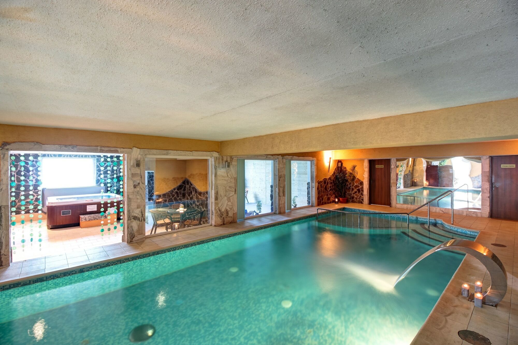 Hotel Dixon So Vstupom Do Bazena A Virivky Zdarma - Free Entrance To Pool And Jacuzzi Included Banská Bystrica Exterior photo