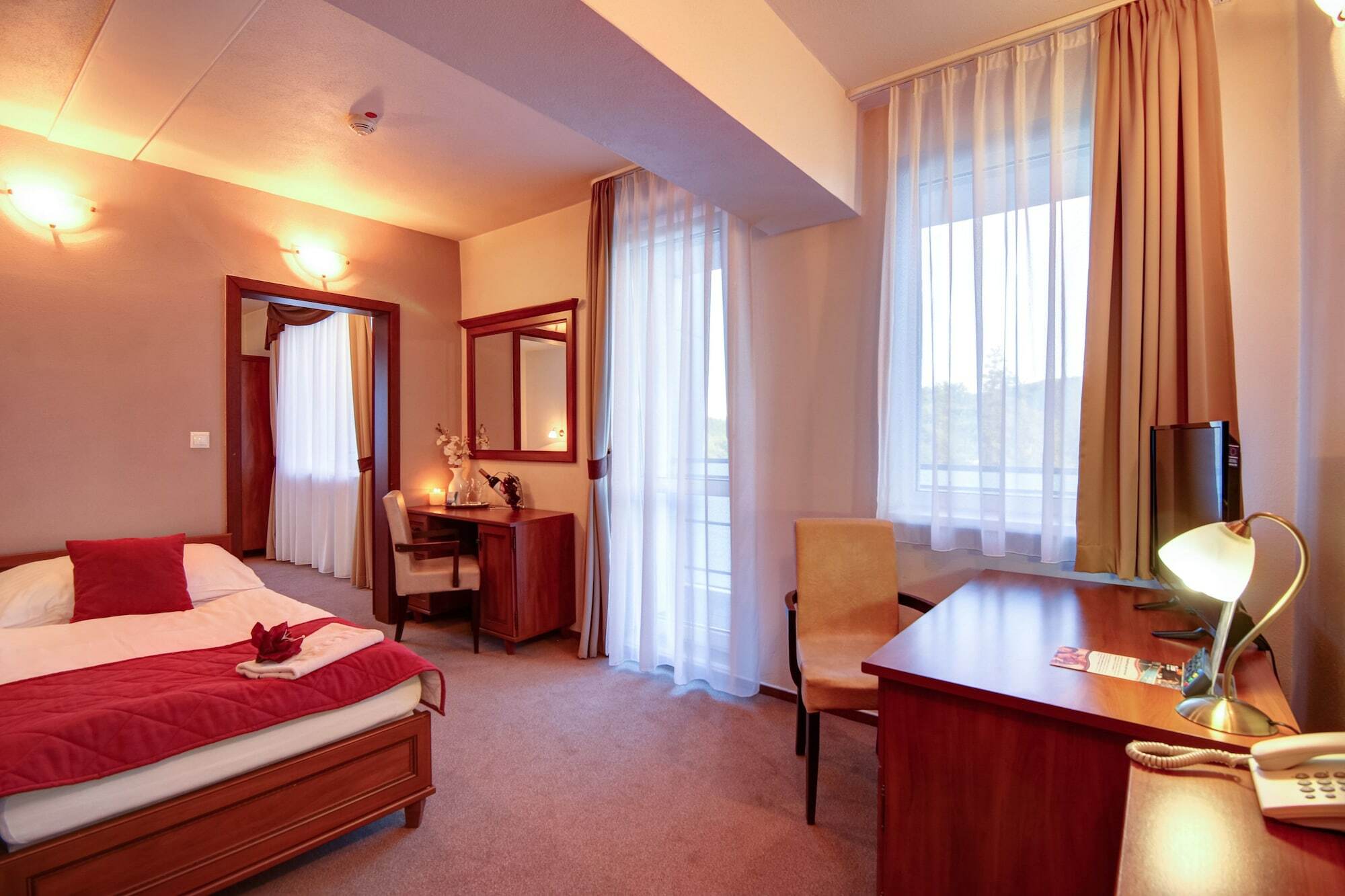 Hotel Dixon So Vstupom Do Bazena A Virivky Zdarma - Free Entrance To Pool And Jacuzzi Included Banská Bystrica Exterior photo
